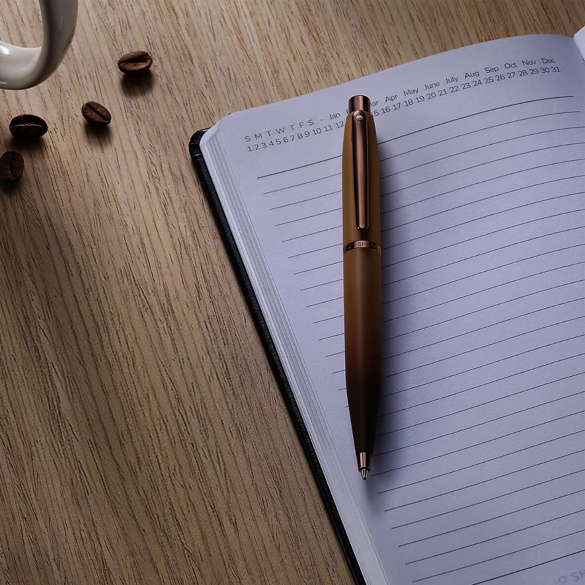 Sheaffer VFM Coffee Esferográfica em Contexto